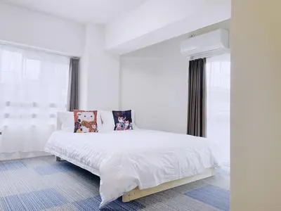 a white bedroom with a large white bed with pillows at ksi\u5357\u5e38\u76e4\u53f0402 in Tokyo