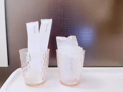 two clear glass vases sitting on a table at ksi\u5357\u5e38\u76e4\u53f0402 in Tokyo