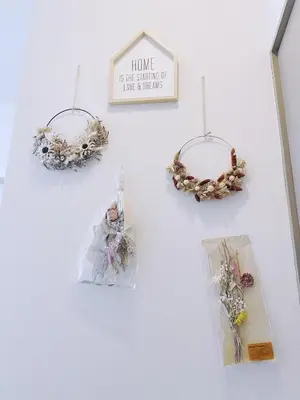 a display of flowers in bags on a wall at ksi\u5357\u5e38\u76e4\u53f0402 in Tokyo