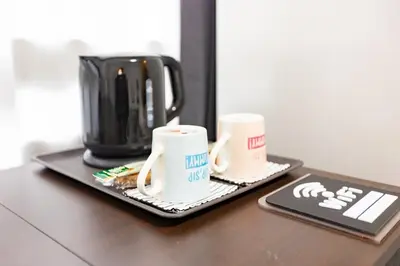 two coffee mugs on a tray on a table at ksi\u5357\u5e38\u76e4\u53f0501 in Tokyo