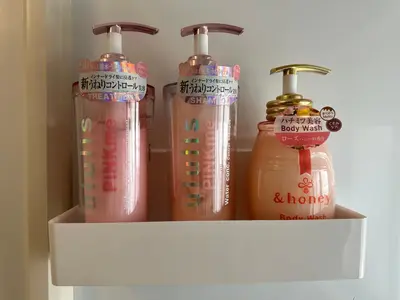 a shelf with four different colored bottles on it at 50 \u5e73\u65b9 - \u65b0\u5bbf 1 \u7ad9\u5730 - \u65b0\u5927\u4e45\u4fdd\u7ad9 4 Min - \u6b4c\u821e\u4f0e\u753a 4 Min - Sakura 404 in Tokyo