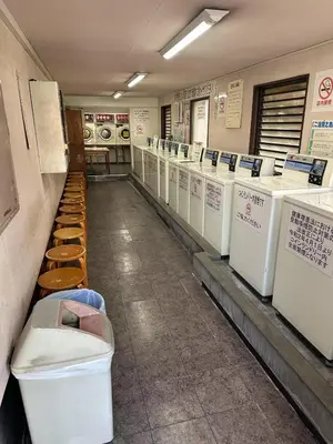 a row of washing machines are lined up in a store at 50 \u5e73\u65b9 - \u65b0\u5bbf 1 \u7ad9\u5730 - \u65b0\u5927\u4e45\u4fdd\u7ad9 4 Min - \u6b4c\u821e\u4f0e\u753a 4 Min - Sakura 404 in Tokyo