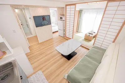 a living room with a couch and a table at \u65b0\u5f00\u4e1a\u6da9\u8c37\u5168\u65b0\u88c5\u4fee2\u5ba41\u5385\u6da9\u8c37\u7ad9\u5f92\u6b656\u5206\u591a\u6761\u5730\u94c1\u7ebf\u8def\u76f4\u8fbe\u4e0a\u91ce\u65b0\u5bbf\u6c60\u888b\u539f\u5bbf\u94f6\u5ea7\u6210\u7530\u7fbd\u7530\u673a\u573a\u514d\u8d39wiff in Tokyo