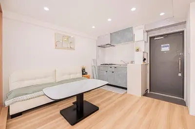 a white room with a bed and a kitchen at \u65b0\u5f00\u4e1a\u6da9\u8c37\u5168\u65b0\u88c5\u4fee2\u5ba41\u5385\u6da9\u8c37\u7ad9\u5f92\u6b656\u5206\u591a\u6761\u5730\u94c1\u7ebf\u8def\u76f4\u8fbe\u4e0a\u91ce\u65b0\u5bbf\u6c60\u888b\u539f\u5bbf\u94f6\u5ea7\u6210\u7530\u7fbd\u7530\u673a\u573a\u514d\u8d39wiff in Tokyo
