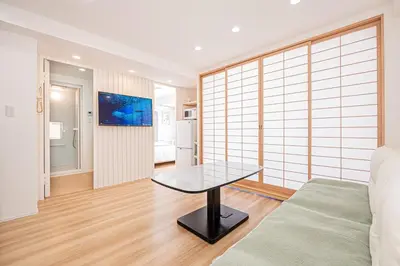 a living room with a glass table in a room at \u65b0\u5f00\u4e1a\u6da9\u8c37\u5168\u65b0\u88c5\u4fee2\u5ba41\u5385\u6da9\u8c37\u7ad9\u5f92\u6b656\u5206\u591a\u6761\u5730\u94c1\u7ebf\u8def\u76f4\u8fbe\u4e0a\u91ce\u65b0\u5bbf\u6c60\u888b\u539f\u5bbf\u94f6\u5ea7\u6210\u7530\u7fbd\u7530\u673a\u573a\u514d\u8d39wiff in Tokyo