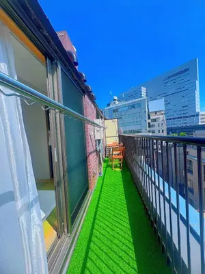 a balcony with green grass and a table on it at \u65b0\u5f00\u4e1a\u6da9\u8c37\u5168\u65b0\u88c5\u4fee2\u5ba41\u5385\u6da9\u8c37\u7ad9\u5f92\u6b656\u5206\u591a\u6761\u5730\u94c1\u7ebf\u8def\u76f4\u8fbe\u4e0a\u91ce\u65b0\u5bbf\u6c60\u888b\u539f\u5bbf\u94f6\u5ea7\u6210\u7530\u7fbd\u7530\u673a\u573a\u514d\u8d39wiff in Tokyo