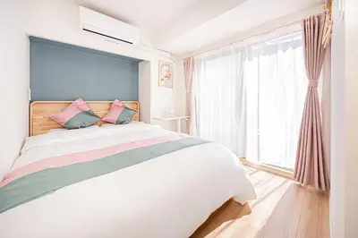 a bedroom with a large bed and a window at \u65b0\u5f00\u4e1a\u6da9\u8c37\u5168\u65b0\u88c5\u4fee2\u5ba41\u5385\u6da9\u8c37\u7ad9\u5f92\u6b656\u5206\u591a\u6761\u5730\u94c1\u7ebf\u8def\u76f4\u8fbe\u4e0a\u91ce\u65b0\u5bbf\u6c60\u888b\u539f\u5bbf\u94f6\u5ea7\u6210\u7530\u7fbd\u7530\u673a\u573a\u514d\u8d39wiff in Tokyo