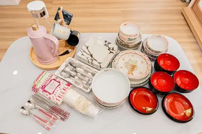 a table with plates and other items on it at \u65b0\u5f00\u4e1a\u6da9\u8c37\u5168\u65b0\u88c5\u4fee2\u5ba41\u5385\u6da9\u8c37\u7ad9\u5f92\u6b656\u5206\u591a\u6761\u5730\u94c1\u7ebf\u8def\u76f4\u8fbe\u4e0a\u91ce\u65b0\u5bbf\u6c60\u888b\u539f\u5bbf\u94f6\u5ea7\u6210\u7530\u7fbd\u7530\u673a\u573a\u514d\u8d39wiff in Tokyo
