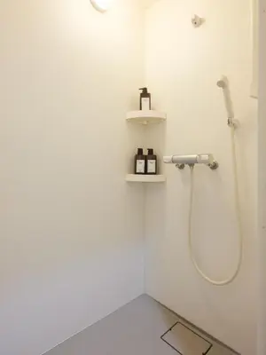 a white bathroom with a shower and a shelf at \u30bc\u30a6\u30b9\u6c60\u4e0a Zeus Ikegami in Tokyo