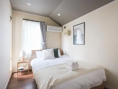a bedroom with a large white bed with a window at \u30bc\u30a6\u30b9\u6c60\u4e0a Zeus Ikegami in Tokyo