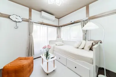 a white bedroom with a bed and a window at \u938c\u5009\u56db\u4e01\u76ee in Tokyo