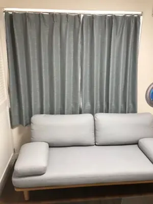 a white couch sitting in front of a curtain at \u65b0\u5bbf\u5f92\u6b69\u570f\u306e\u30db\u30c6\u30eb\u897f\u65b0\u5bbf\u4e94\u4e01\u76ee\u99c52\u5206 in Tokyo