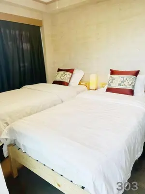 two beds sitting next to each other in a room at \u70df\u96e8\u8f69301\u65b0 in Tokyo