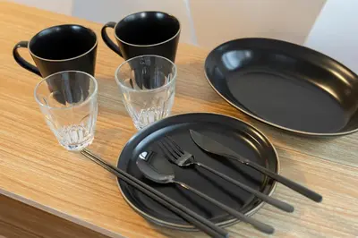 a table with a black plate and two glasses at \u548c\u6c23\u4f1a\u3005\u6e0b\u8c37\u672c\u753a Wakiaiai Shibuyahontyo in Tokyo