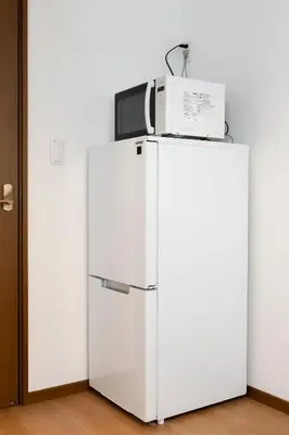 a microwave on top of a white refrigerator at \u548c\u6c23\u4f1a\u3005\u6e0b\u8c37\u672c\u753a Wakiaiai Shibuyahontyo in Tokyo