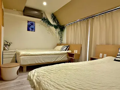 a hotel room with two beds and a window at 32B Ikebukuro, 3 bedrooms and 1 living room, 7 mins to ST Max 7P \u6c60\u888b \u5168\u65b0\u88c5\u4fee \u4e09\u5ba4\u4e00\u5385 \u4ea4\u901a\u4e2d\u5fc3 \u8f66\u7ad97\u5206\u949f \u6700\u59277\u4eba \u76f4\u8fbe\u65b0\u5bbf \u6d89\u8c37 \u8868\u53c2\u9053 \u54c1\u5ddd \u6c60\u888b \u4e0a\u91ce \u4ee3\u4ee3\u6728 \u94f6\u5ea7 \u539f\u5bbf in Tokyo