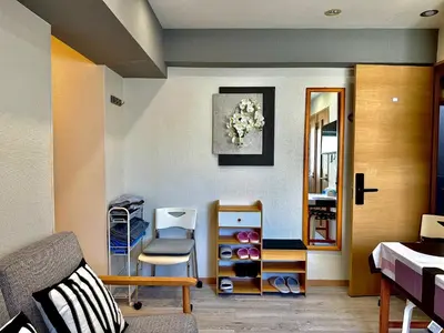 a room with a table and chairs and a door at 32B Ikebukuro, 3 bedrooms and 1 living room, 7 mins to ST Max 7P \u6c60\u888b \u5168\u65b0\u88c5\u4fee \u4e09\u5ba4\u4e00\u5385 \u4ea4\u901a\u4e2d\u5fc3 \u8f66\u7ad97\u5206\u949f \u6700\u59277\u4eba \u76f4\u8fbe\u65b0\u5bbf \u6d89\u8c37 \u8868\u53c2\u9053 \u54c1\u5ddd \u6c60\u888b \u4e0a\u91ce \u4ee3\u4ee3\u6728 \u94f6\u5ea7 \u539f\u5bbf in Tokyo