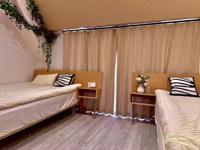 a room with two beds and a window at 32B Ikebukuro, 3 bedrooms and 1 living room, 7 mins to ST Max 7P \u6c60\u888b \u5168\u65b0\u88c5\u4fee \u4e09\u5ba4\u4e00\u5385 \u4ea4\u901a\u4e2d\u5fc3 \u8f66\u7ad97\u5206\u949f \u6700\u59277\u4eba \u76f4\u8fbe\u65b0\u5bbf \u6d89\u8c37 \u8868\u53c2\u9053 \u54c1\u5ddd \u6c60\u888b \u4e0a\u91ce \u4ee3\u4ee3\u6728 \u94f6\u5ea7 \u539f\u5bbf in Tokyo