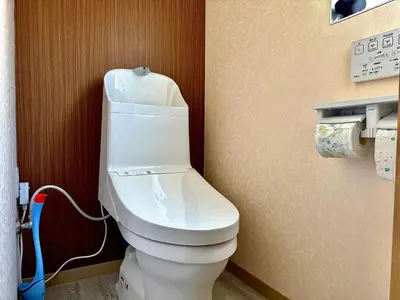 a bathroom with a white toilet in a room at 32B Ikebukuro, 3 bedrooms and 1 living room, 7 mins to ST Max 7P \u6c60\u888b \u5168\u65b0\u88c5\u4fee \u4e09\u5ba4\u4e00\u5385 \u4ea4\u901a\u4e2d\u5fc3 \u8f66\u7ad97\u5206\u949f \u6700\u59277\u4eba \u76f4\u8fbe\u65b0\u5bbf \u6d89\u8c37 \u8868\u53c2\u9053 \u54c1\u5ddd \u6c60\u888b \u4e0a\u91ce \u4ee3\u4ee3\u6728 \u94f6\u5ea7 \u539f\u5bbf in Tokyo