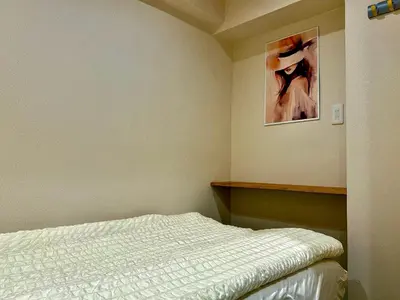 a bedroom with a bed and a painting on the wall at 32B Ikebukuro, 3 bedrooms and 1 living room, 7 mins to ST Max 7P \u6c60\u888b \u5168\u65b0\u88c5\u4fee \u4e09\u5ba4\u4e00\u5385 \u4ea4\u901a\u4e2d\u5fc3 \u8f66\u7ad97\u5206\u949f \u6700\u59277\u4eba \u76f4\u8fbe\u65b0\u5bbf \u6d89\u8c37 \u8868\u53c2\u9053 \u54c1\u5ddd \u6c60\u888b \u4e0a\u91ce \u4ee3\u4ee3\u6728 \u94f6\u5ea7 \u539f\u5bbf in Tokyo
