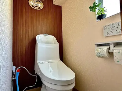 a bathroom with a white toilet in a room at 32B Ikebukuro, 3 bedrooms and 1 living room, 7 mins to ST Max 7P \u6c60\u888b \u5168\u65b0\u88c5\u4fee \u4e09\u5ba4\u4e00\u5385 \u4ea4\u901a\u4e2d\u5fc3 \u8f66\u7ad97\u5206\u949f \u6700\u59277\u4eba \u76f4\u8fbe\u65b0\u5bbf \u6d89\u8c37 \u8868\u53c2\u9053 \u54c1\u5ddd \u6c60\u888b \u4e0a\u91ce \u4ee3\u4ee3\u6728 \u94f6\u5ea7 \u539f\u5bbf in Tokyo