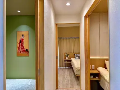 a room with green walls and a room with a bedroom at 32B Ikebukuro, 3 bedrooms and 1 living room, 7 mins to ST Max 7P \u6c60\u888b \u5168\u65b0\u88c5\u4fee \u4e09\u5ba4\u4e00\u5385 \u4ea4\u901a\u4e2d\u5fc3 \u8f66\u7ad97\u5206\u949f \u6700\u59277\u4eba \u76f4\u8fbe\u65b0\u5bbf \u6d89\u8c37 \u8868\u53c2\u9053 \u54c1\u5ddd \u6c60\u888b \u4e0a\u91ce \u4ee3\u4ee3\u6728 \u94f6\u5ea7 \u539f\u5bbf in Tokyo