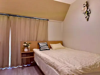a bedroom with a bed and a window at 32B Ikebukuro, 3 bedrooms and 1 living room, 7 mins to ST Max 7P \u6c60\u888b \u5168\u65b0\u88c5\u4fee \u4e09\u5ba4\u4e00\u5385 \u4ea4\u901a\u4e2d\u5fc3 \u8f66\u7ad97\u5206\u949f \u6700\u59277\u4eba \u76f4\u8fbe\u65b0\u5bbf \u6d89\u8c37 \u8868\u53c2\u9053 \u54c1\u5ddd \u6c60\u888b \u4e0a\u91ce \u4ee3\u4ee3\u6728 \u94f6\u5ea7 \u539f\u5bbf in Tokyo