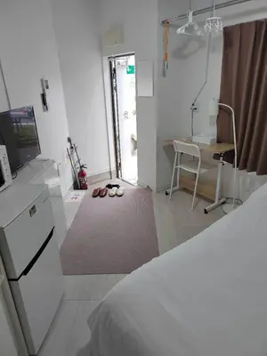 a bedroom with a bed and a desk and a table at \u6771\u4eac\u5929\u7a7a\u4e4b\u5bb6\u65c5\u9986103\u72ec\u7acb\u516c\u5bd3 \u72ec\u7acb\u536b\u6d74 in Tokyo