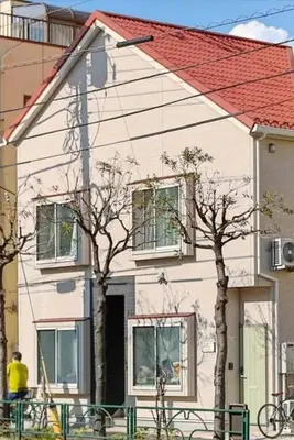 a white house with trees in front of it at \u6771\u4eac\u5929\u7a7a\u4e4b\u5bb6\u65c5\u9986103\u72ec\u7acb\u516c\u5bd3 \u72ec\u7acb\u536b\u6d74 in Tokyo