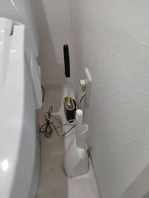 a corner of a bathroom with a white wall and a toothbrush at \u6771\u4eac\u5929\u7a7a\u4e4b\u5bb6\u65c5\u9986103\u72ec\u7acb\u516c\u5bd3 \u72ec\u7acb\u536b\u6d74 in Tokyo