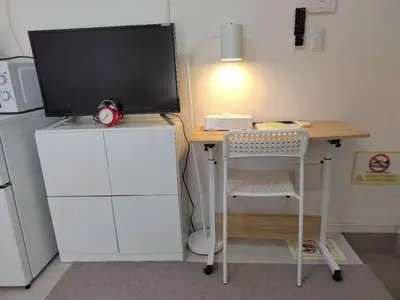 a computer desk with a monitor and a desk with a chair at \u6771\u4eac\u5929\u7a7a\u4e4b\u5bb6\u65c5\u9986103\u72ec\u7acb\u516c\u5bd3 \u72ec\u7acb\u536b\u6d74 in Tokyo