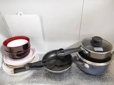 a utensil sitting on top of a pile of dishes at \u6771\u4eac\u5929\u7a7a\u4e4b\u5bb6\u65c5\u9986103\u72ec\u7acb\u516c\u5bd3 \u72ec\u7acb\u536b\u6d74 in Tokyo