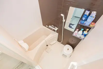 a small bathroom with a tub and a toilet at \u83ef\u590f\u6c11\u5bbf in Tokyo