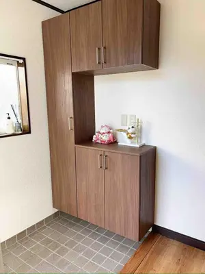 a kitchen with wooden cabinets in a room at \u4e1c\u4eac\u90fd\u5df4\u58eb\u76f4\u8fbe\u8fea\u65af\u5c3c\u4e50\u56ed Himawari \u53ef\u4f4f10\u4eba in Tokyo