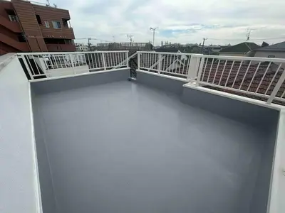 a balcony with white railing on top of a building at \u4e1c\u4eac\u90fd\u5df4\u58eb\u76f4\u8fbe\u8fea\u65af\u5c3c\u4e50\u56ed Himawari \u53ef\u4f4f10\u4eba in Tokyo
