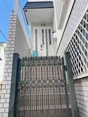 a gate in front of a house with a door at \u4e1c\u4eac\u90fd\u5df4\u58eb\u76f4\u8fbe\u8fea\u65af\u5c3c\u4e50\u56ed Himawari \u53ef\u4f4f10\u4eba in Tokyo
