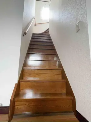 a staircase with wooden floors and a white wall at \u4e1c\u4eac\u90fd\u5df4\u58eb\u76f4\u8fbe\u8fea\u65af\u5c3c\u4e50\u56ed Himawari \u53ef\u4f4f10\u4eba in Tokyo