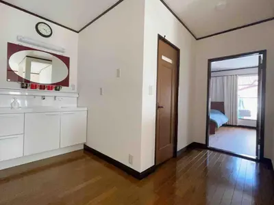 a kitchen with a sink and a mirror and a door at \u4e1c\u4eac\u90fd\u5df4\u58eb\u76f4\u8fbe\u8fea\u65af\u5c3c\u4e50\u56ed Himawari \u53ef\u4f4f10\u4eba in Tokyo