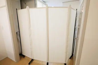 a white partition in a room with a door at \u30aa\u30b0\u30e9\u30d3\u30eb 203 in Tokyo