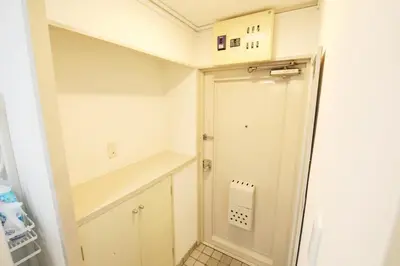 a walk in closet with a door and a shelf at \u30aa\u30b0\u30e9\u30d3\u30eb 203 in Tokyo