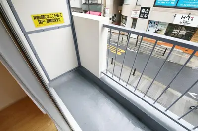 an entrance to a store with a window at \u30aa\u30b0\u30e9\u30d3\u30eb 203 in Tokyo