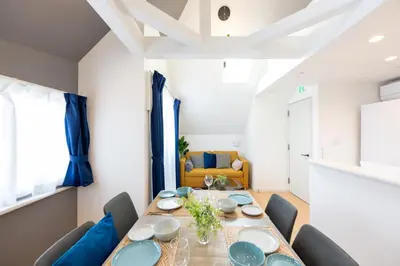 a dining room with a long table and chairs at \u7d50\u5eb5\u82b1\u9ce5 in Tokyo