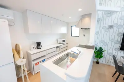 a kitchen with white cabinets and a sink at \u7d50\u5eb5\u82b1\u9ce5 in Tokyo