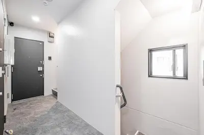 a bathroom with a door and a window at \u30bf\u30b9\u30ad\u30b9\u30de\u30fc\u30c8\u6c60\u888b\u4e00\u53f7\u9928Tasuki Smart Ikebukuro1 in Tokyo