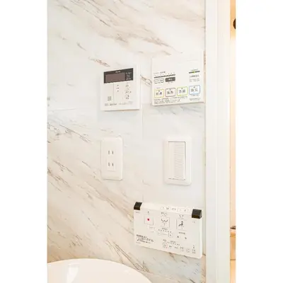 a bathroom with white marble walls and a toilet at Japan House Edogawabashi Retaw Hills Aprtment in Tokyo