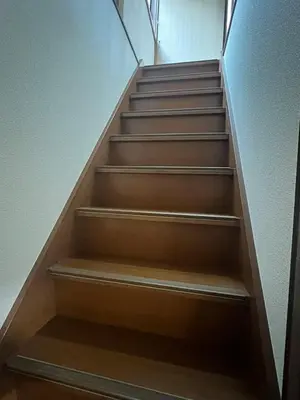 a staircase in a building with wooden steps at \u5b9d\u5c45\u7acb\u77f3Hotel KS0433 in Tokyo