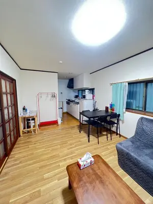 a living room with a table and a kitchen at \u5b9d\u5c45\u7acb\u77f3Hotel KS0433 in Tokyo