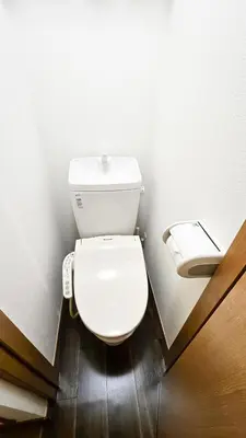 a white toilet in a bathroom with a roll of toilet paper at \u4e2d\u91ce\u30b7\u30a8\u30b9\u30bf\u30d7\u30ea\u30e0\u30e9 in Tokyo