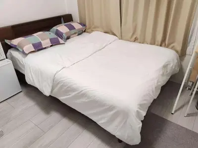 a white bed with two pillows on top of it at \u6771\u4eac\u5929\u7a7a\u4e4b\u5bb6\u65c5\u9986101\u72ec\u7acb\u516c\u5bd3 \u72ec\u7acb\u536b\u6d74 in Tokyo