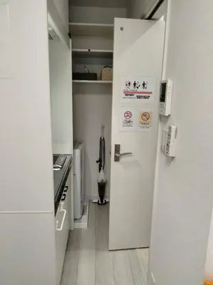 a white kitchen with a refrigerator and a stove at \u6771\u4eac\u5929\u7a7a\u4e4b\u5bb6\u65c5\u9986101\u72ec\u7acb\u516c\u5bd3 \u72ec\u7acb\u536b\u6d74 in Tokyo